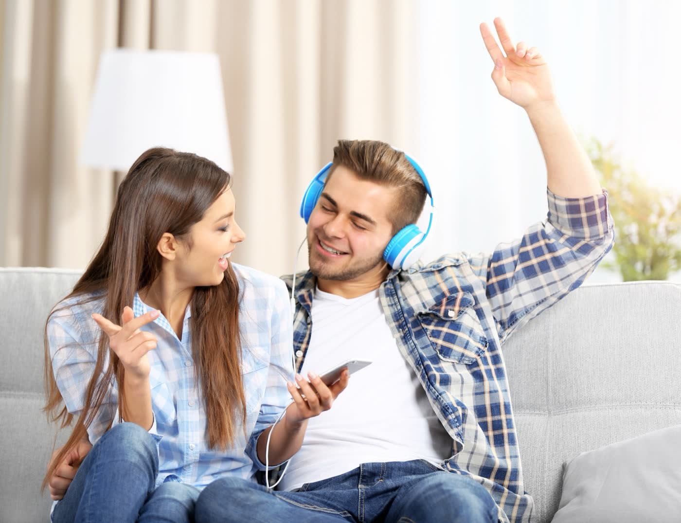 Pareja escuchando música juntos